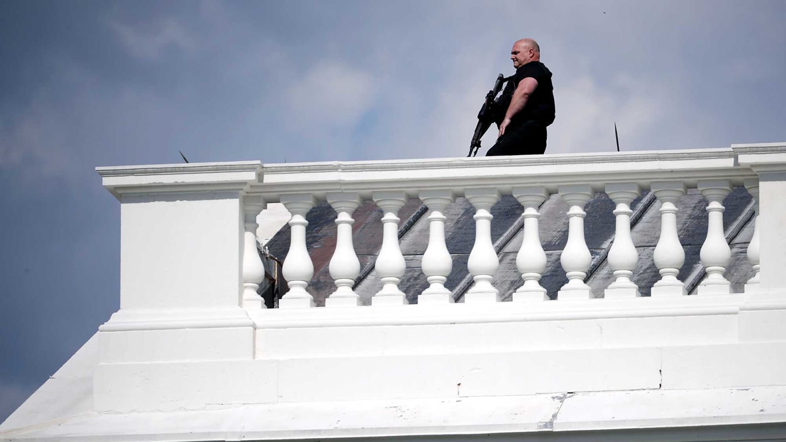 104506746-GettyImages-690983956-white-house-security.jpg